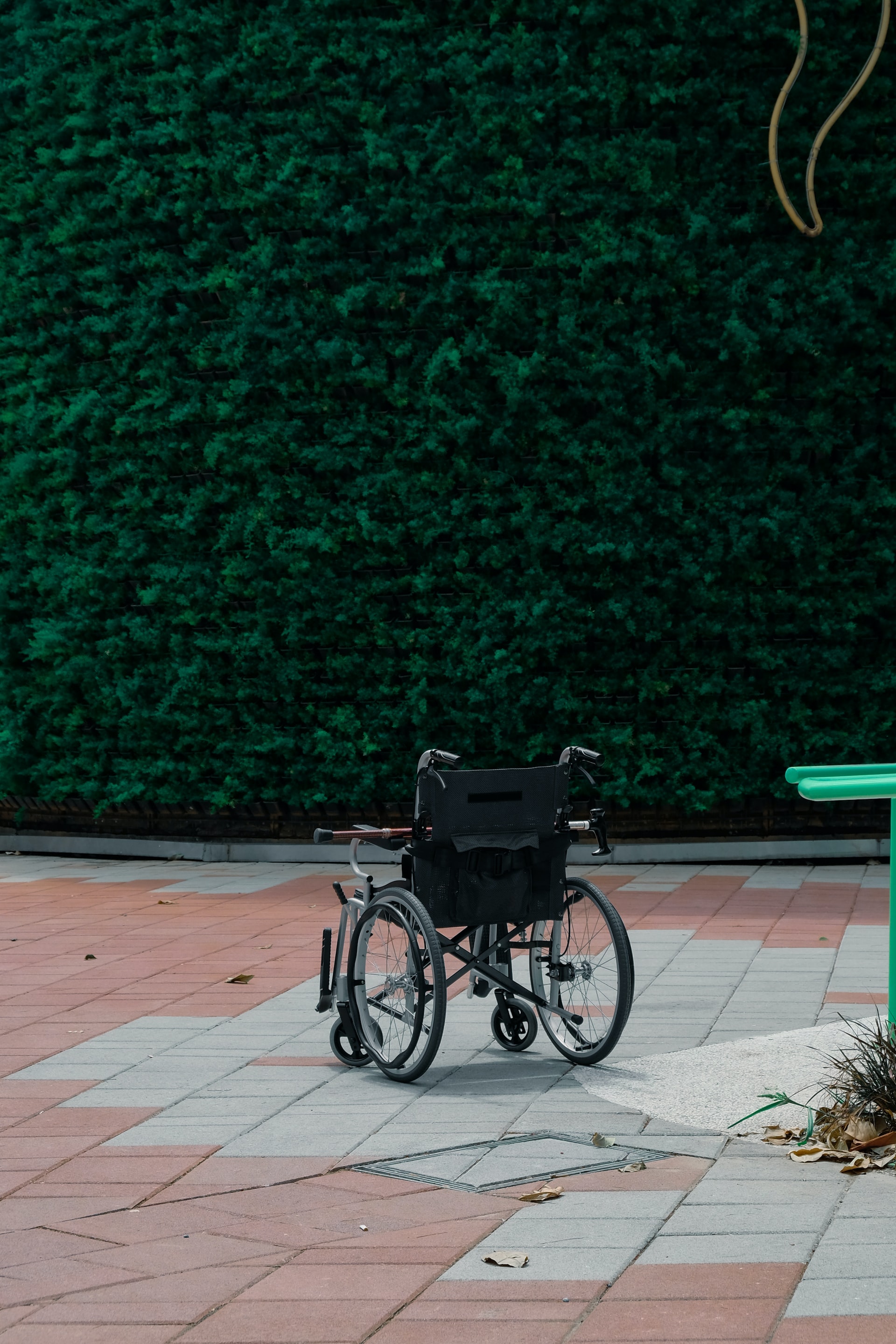 Un fauteuil roulant vide dans un parking souterrain